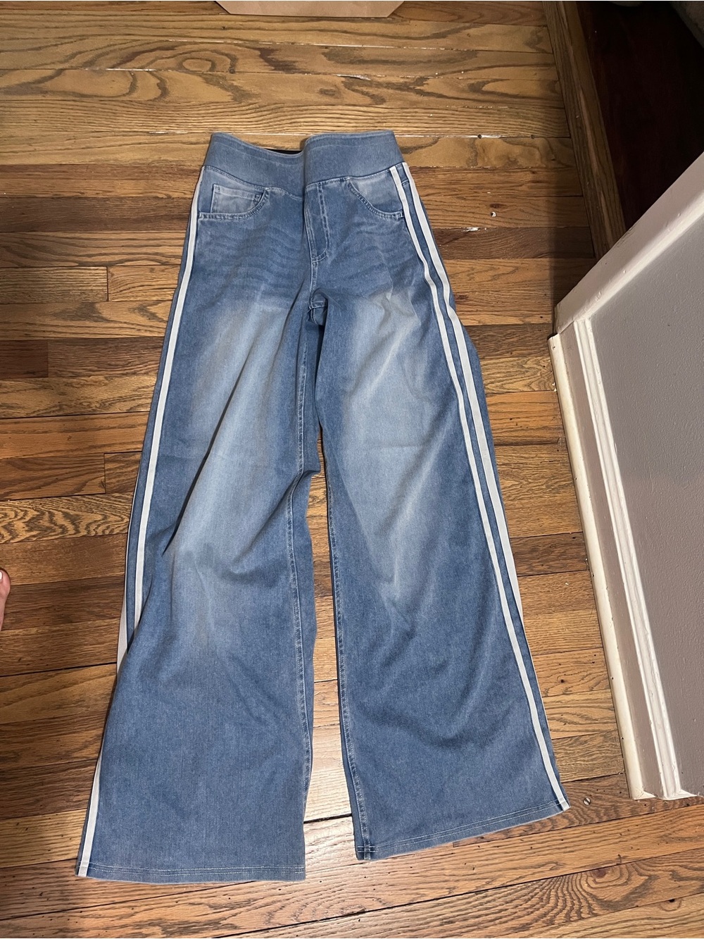 HALARA Light Blue Wide-Leg Jeans with White Side Stripes XS